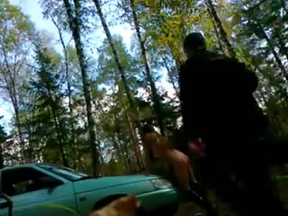 Установив камеру чувак ебет шлендру на тачке в лесу