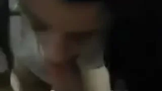 Молодая брюнетка набирается опыта в минете