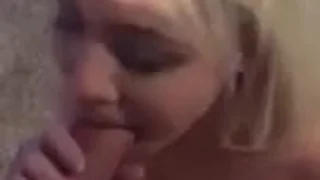 Молодая соска делает минет