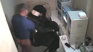 Охранник трахает подружку на работе