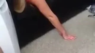 Накаченный мужчина чпокает жену друга на диванчике