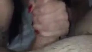 Брюнетка с пирсингом на языке делает минет